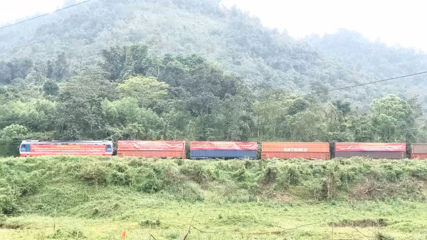 Một đoàn tàu qua cung đường đèo Khe Nét. Một đoàn tàu qua cung đường đèo Khe Nét.