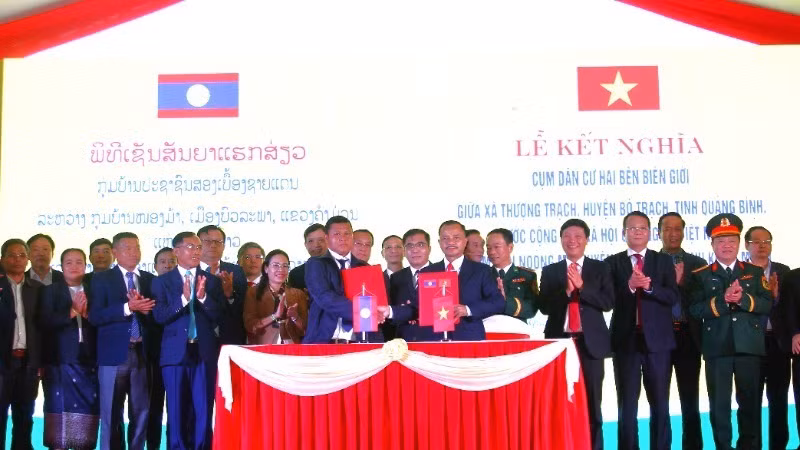 Các đại biểu lãnh đạo hai tỉnh Quảng Bình và Khammouane (Lào) chứng kiến lễ ký kết nghĩa giữa xã Thượng Trạch, huyện Bố Trạch và Cụm bản Noỏng Mạ, huyện Bua Lạ Pha. 