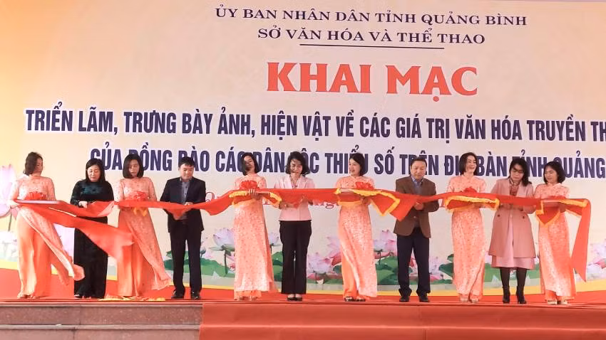 Các đại biểu cắt băng khai trương triển lãm, trưng bày ảnh, hiện vật về văn hóa truyền thống của đồng bào dân tộc thiểu số Quảng Bình.