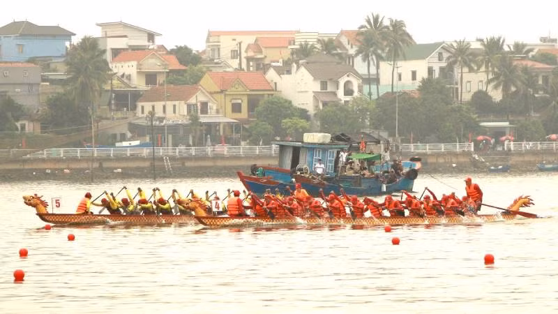 Màn tranh tài của các thuyền đua. Màn tranh tài của các thuyền đua.