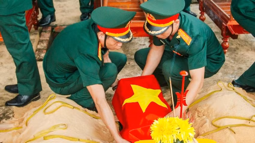 An táng hài cốt liệt sĩ tại nghĩa trang. An táng hài cốt liệt sĩ tại nghĩa trang.