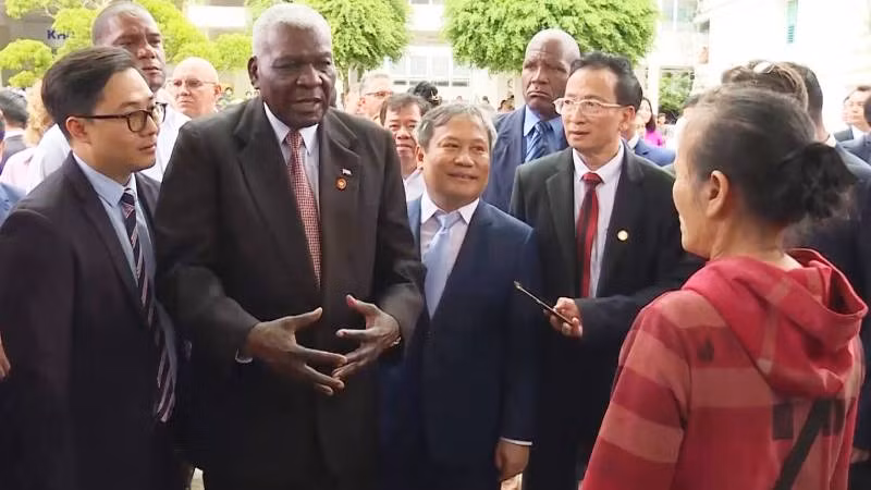 Đồng chí Esteban Lazo Hernandez trò chuyện với người thân của bệnh nhân tại bệnh viện.