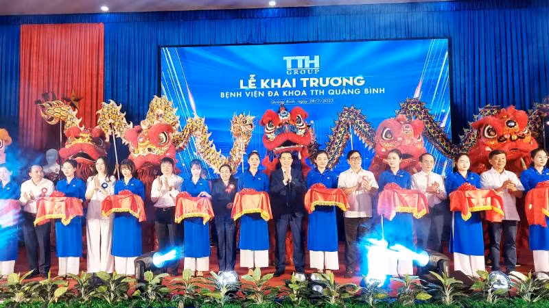 Các đại biểu cắt băng khai trương Bệnh viện đa khoa TTH Quảng Bình. Các đại biểu cắt băng khai trương Bệnh viện đa khoa TTH Quảng Bình.