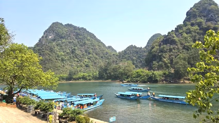 Khách du lịch đông nhưng hoạt động điều hành thuyền chở khách trên sông Son diễn ra an toàn, chuyên nghiệp Khách du lịch đông nhưng hoạt động điều hành thuyền chở khách trên sông Son diễn ra an toàn, chuyên nghiệp