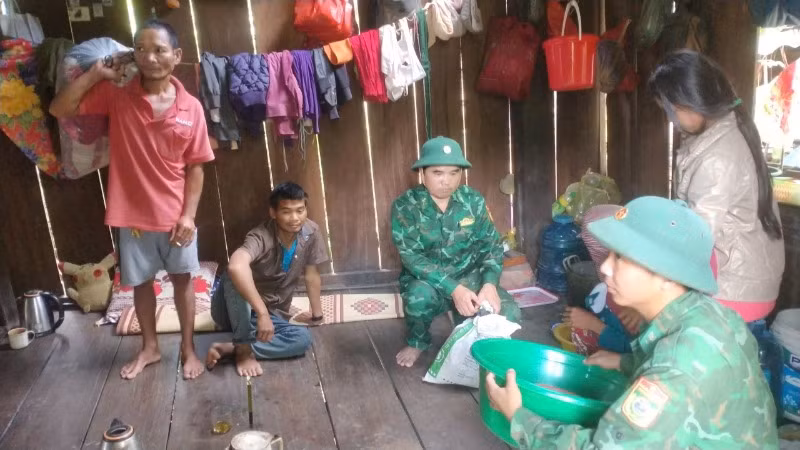 Cán bộ, chiến sĩ Đồn Biên phòng Làng Ho đến từng nhà vận động bà con di dời khẩn cấp. Cán bộ, chiến sĩ Đồn Biên phòng Làng Ho đến từng nhà vận động bà con di dời khẩn cấp.