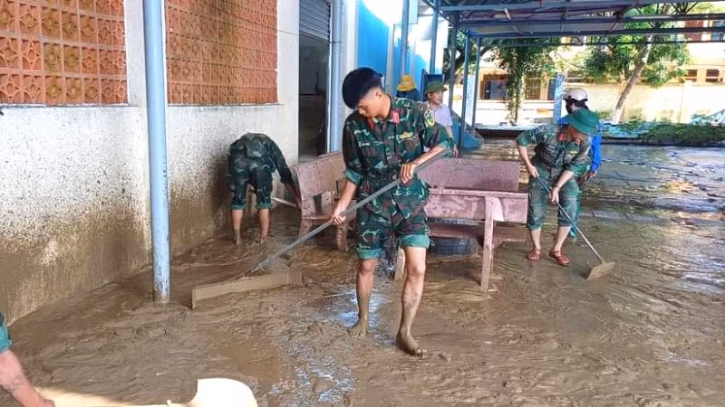 Lực lượng vũ trang tỉnh Quảng Bình giúp vệ sinh trường lớp ở huyện Lệ Thủy