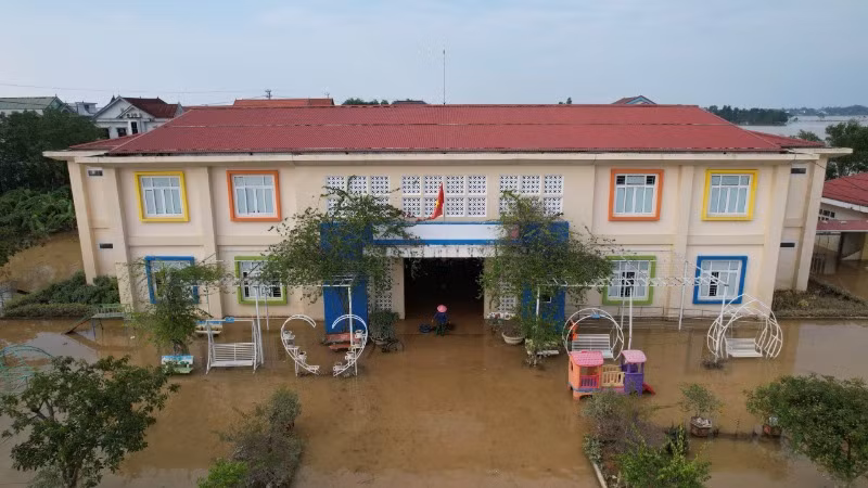 Đến chiều qua, 31/10, trường mầm non ở thị trấn Kiến Giang, huyện Lệ Thủy vẫn còn ngập nước.