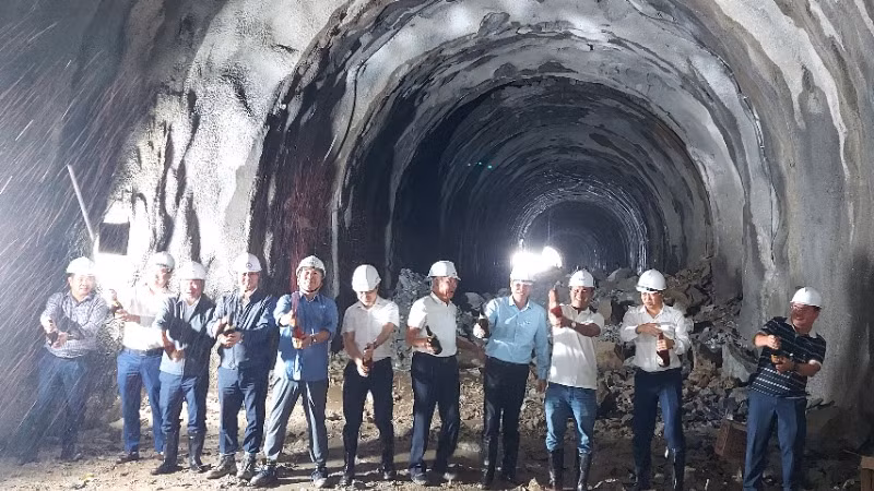 Đại biểu mở champagne mừng đào thông hầm số 2 trên cung đường sắt đèo Khe Nét Đại biểu mở champagne mừng đào thông hầm số 2 trên cung đường sắt đèo Khe Nét