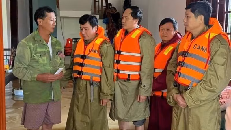 Lãnh đạo huyện và Công an huyện Lệ Thủy đến thăm hỏi, chia buồn với gia đình có người chết trong lũ lụt.