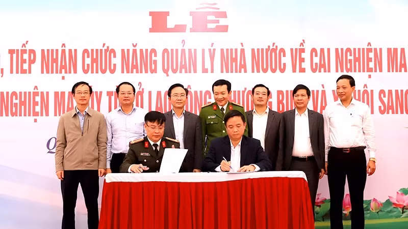 Lãnh đạo Công an tỉnh và Sở Lao động-Thương binh-xã hội ký biên bản bàn giao và tiếp nhận chức năng quản lý nhà nước về cai nghiện ma túy