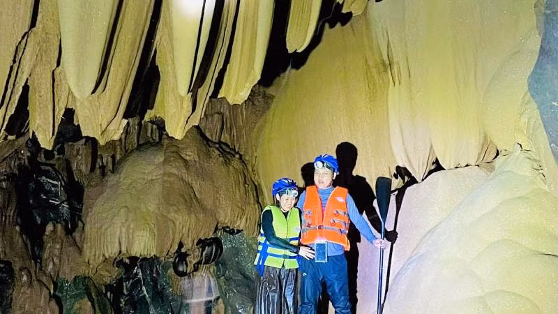 Nhiều bạn trẻ đến khám phá hang Sơn Nữ. Nhiều bạn trẻ đến khám phá hang Sơn Nữ.