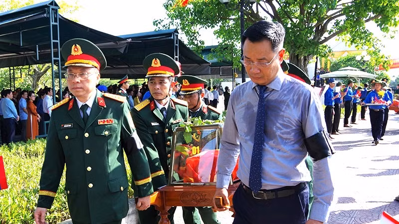 Bí thư Tỉnh ủy Quảng Bình Lê Ngọc Quang tham gia an táng hài cốt liệt sĩ. (Ảnh: LA)