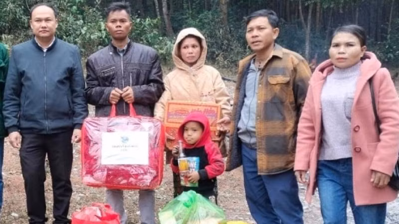 Chính quyền xã Dân Hóa, huyện Minh Hóa hỗ trợ gạo, chăn, màn và một số nhu yếu phẩm để gia đình Hồ Bai ổn định cuộc sống tạm thời.