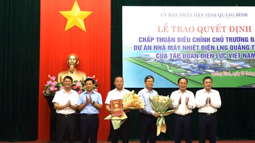 Các đồng chí lãnh đạo tỉnh Quảng Bình tặng hoa cho đại diện chủ đầu tư dự án. Các đồng chí lãnh đạo tỉnh Quảng Bình tặng hoa cho đại diện chủ đầu tư dự án.