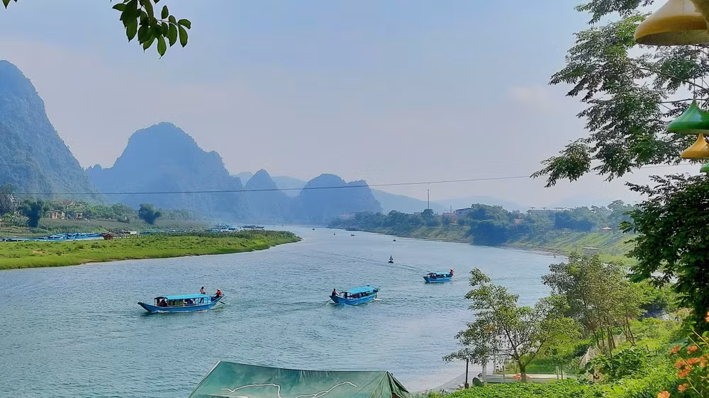 Thời tiết trong những ngày Tết thuận lợi, khách du lịch thăm động Phong Nha từ sáng sớm.