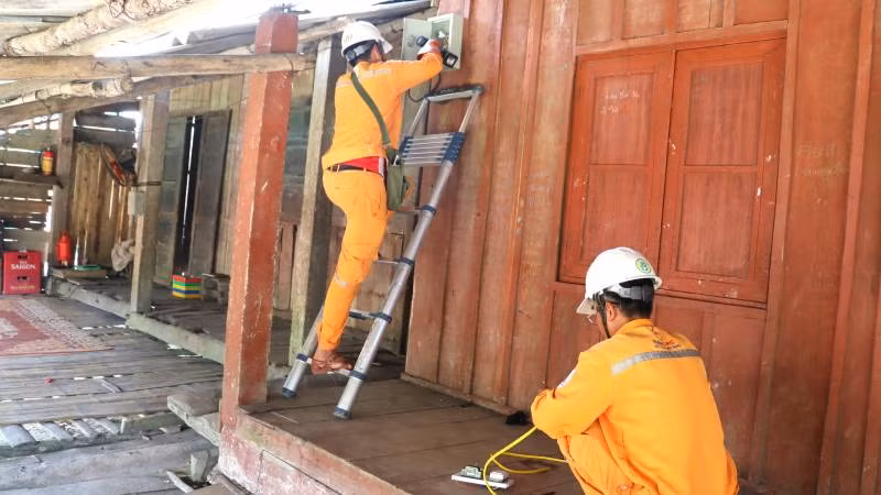 Công nhân điện lực hỗ trợ đấu nối sau công tơ để giúp đồng bào sử dụng điện an toàn. Công nhân điện lực hỗ trợ đấu nối sau công tơ để giúp đồng bào sử dụng điện an toàn.