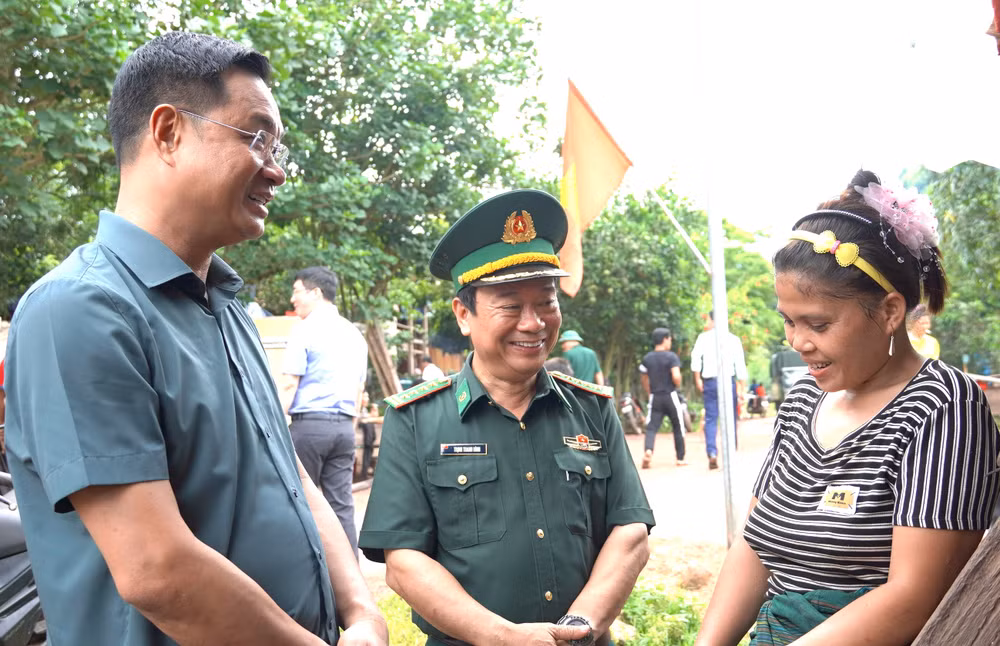 Đồng chí Lê Ngọc Quang thăm hỏi tình hình đời sống người dân bản Rìn Rìn, xã Trường Sơn.