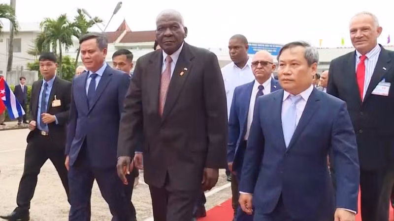 Đồng chí Esteban Lazo Hernandez và Đoàn đại biểu Cuba thăm Bệnh viện hữu nghị Việt Nam-Cuba Đồng Hới.