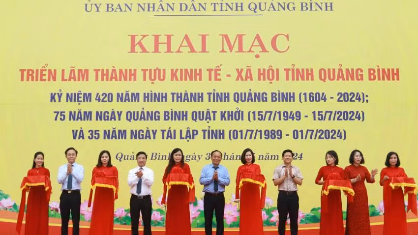 Lãnh đạo tỉnh Quảng Bình cắt băng khai mạc triển lãm.