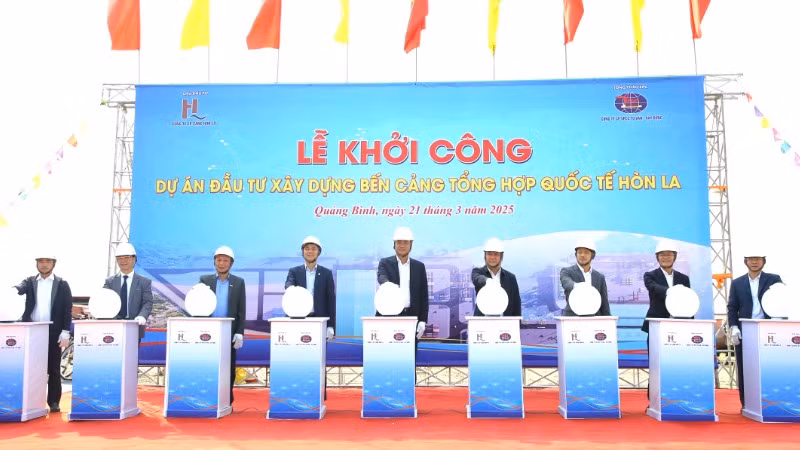 Các đại biểu thực hiện nghi thức khởi công dự án cảng tổng hợp quốc tế Hòn La.