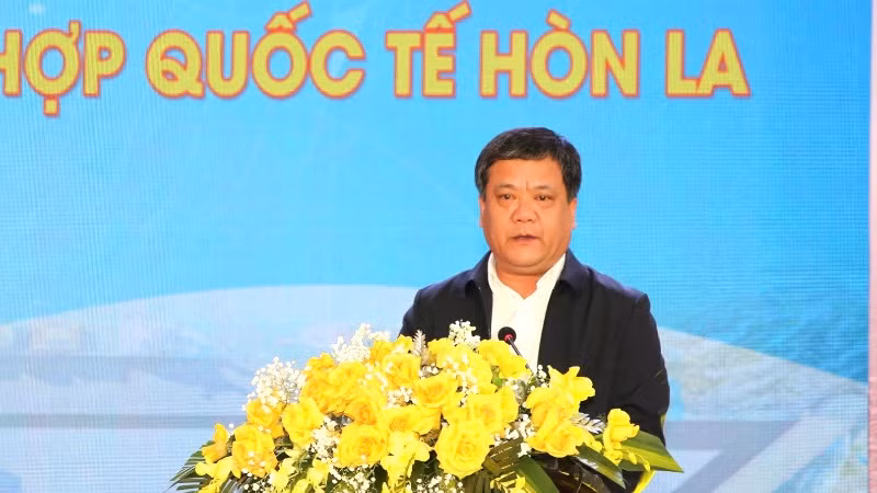 Chủ tịch Ủy ban nhân dân tỉnh Quảng Bình Trần Phong phát biểu tại lễ khởi công. Chủ tịch Ủy ban nhân dân tỉnh Quảng Bình Trần Phong phát biểu tại lễ khởi công.
