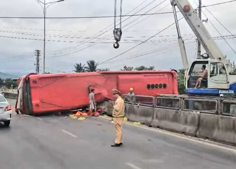 Lực lượng chức năng tỉnh Quảng Bình xử lý hiện trường vụ tai nạn để thông đường .