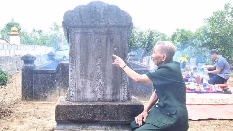 Mộ Đông các đại học sĩ Võ Xuân Cẩn nằm ven sông Đâu Giang, xã Tân Thủy, huyện Lệ Thủy, tỉnh Quảng Bình.