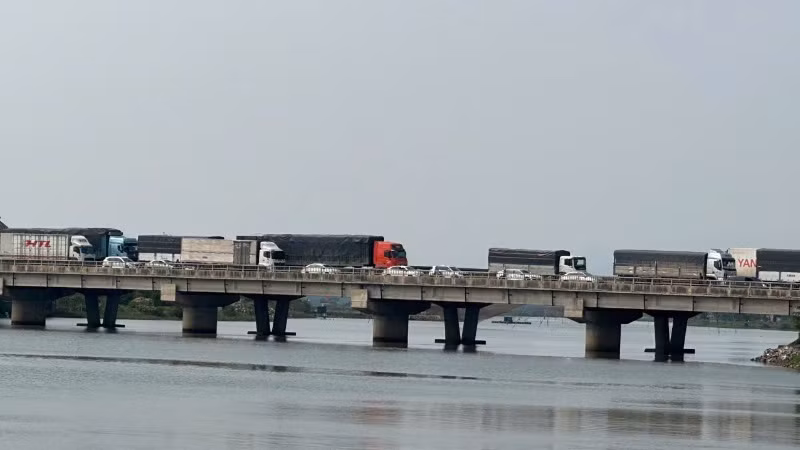Nhiều xe ô-tô dừng ngay trên cầu Lý Hòa trên Quốc lộ 1.