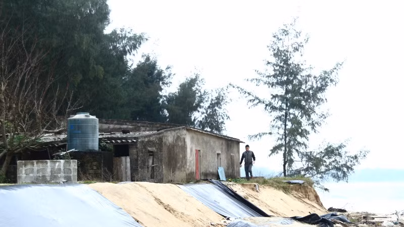 Biển "ăn" sâu vào khu vực nhà quản lý của khu nuôi tôm khiến hoạt động nuôi thủy sản phải tạm dừng. Biển "ăn" sâu vào khu vực nhà quản lý của khu nuôi tôm khiến hoạt động nuôi thủy sản phải tạm dừng.