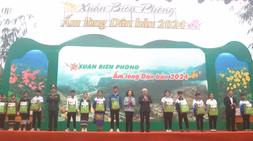 Đồng chí Trương Thị Mai và các đại biểu tặng quà cho học sinh nghèo vượt khó.