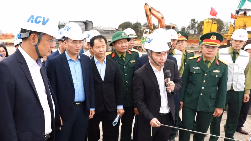 Đồng chí Lê Ngọc Quang (ngoài cùng bên trái) cùng lãnh đạo tỉnh và ACV kiểm tra dự án trên hiện trường.