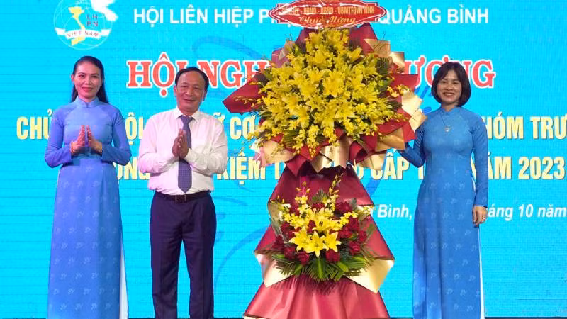 Phó Bí thư Thường trực Tỉnh ủy Quảng Bình Trần Hải Châu tặng hoa chúc mừng Hội Liên hiệp Phụ nữ tỉnh Quảng Bình nhân ngày 20/10. Phó Bí thư Thường trực Tỉnh ủy Quảng Bình Trần Hải Châu tặng hoa chúc mừng Hội Liên hiệp Phụ nữ tỉnh Quảng Bình nhân ngày 20/10.