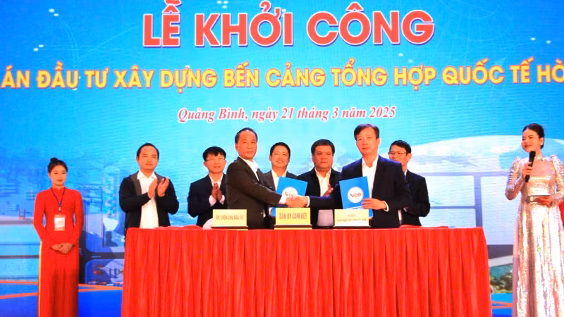 Chi nhánh Ngân hàng Phát triển Quảng Bình ký hợp đồng tín dụng với nhà đầu tư để xây dựng Cảng tổng hợp quốc tế Hòn La. Chi nhánh Ngân hàng Phát triển Quảng Bình ký hợp đồng tín dụng với nhà đầu tư để xây dựng Cảng tổng hợp quốc tế Hòn La.