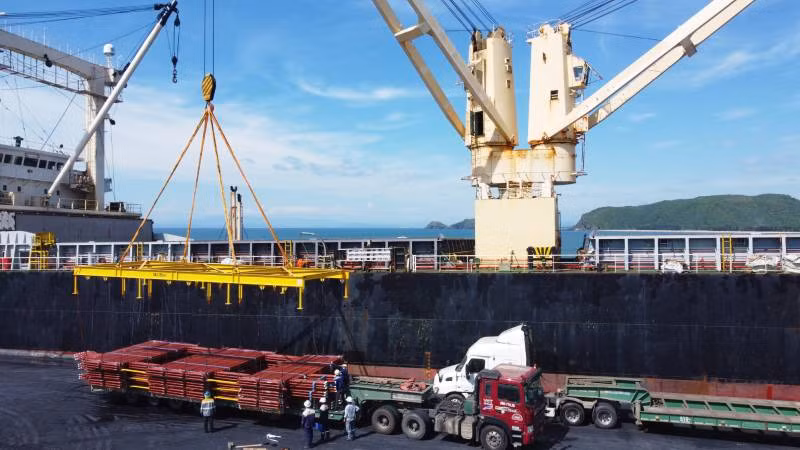 Bốc dỡ thiết bị cho Nhà máy nhiệt điện Quảng Trạch 1.
