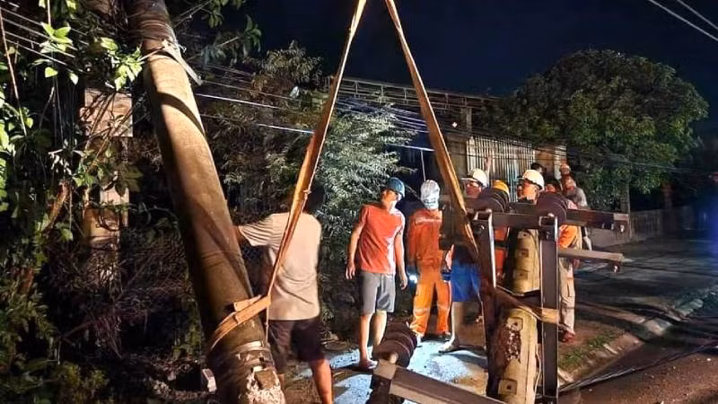Công nhân Điện lực Quảng Bình khắc phục sự cố mất điện trong đêm tại thị xã Ba Đồn.