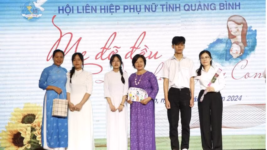 Các đại biểu tặng quà cho các cháu có thành tích cao trong học tập. Các đại biểu tặng quà cho các cháu có thành tích cao trong học tập.