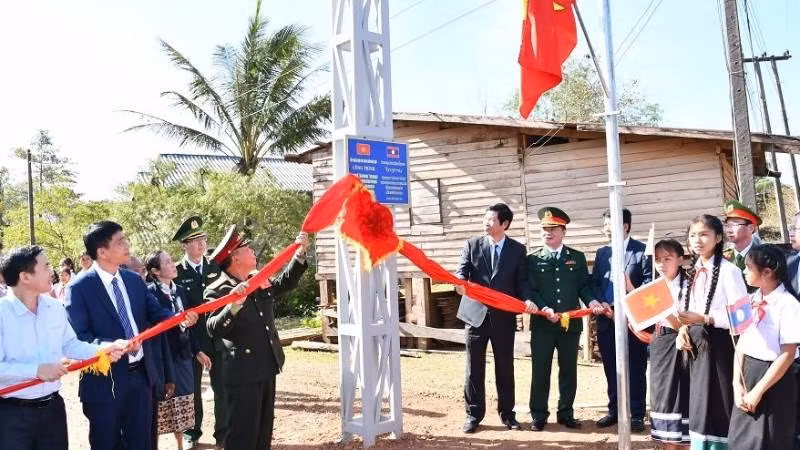 Các đại biểu 2 tỉnh khánh thành công trình "Ánh sáng vùng biên" Các đại biểu 2 tỉnh khánh thành công trình "Ánh sáng vùng biên"