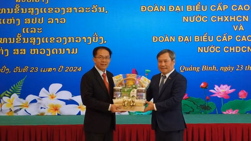 Bí thư Tỉnh ủy Quảng Bình Vũ Đại Thắng (bên phải) tặng quà cho Bí thư, Tỉnh trưởng tỉnh Salavan Bí thư Tỉnh ủy Quảng Bình Vũ Đại Thắng (bên phải) tặng quà cho Bí thư, Tỉnh trưởng tỉnh Salavan
