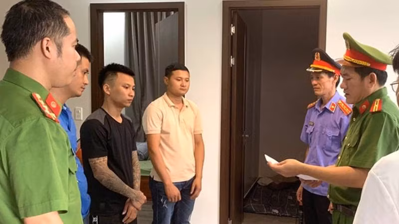 Cơ quan Cảnh sát điều tra Công an Quảng Bình công bố lệnh khám xét chỗ ở đối tượng Đặng Ngọc Đức (áo đen).