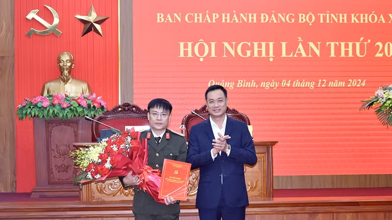 Đồng chí Lê Ngọc Quang trao quyết định của Ban Bí thư chỉ định Đại tá Nguyễn Thanh Liêm, Giám đốc Công an tỉnh Quảng Bình tham gia Ban Chấp hành, Ban Thường vụ Tỉnh ủy Quảng Bình, nhiệm kỳ 2020-2025.