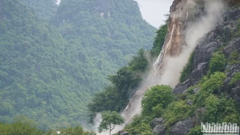 Khối đá vôi khoảng 300 tấn có nguy cao bị sạt lở xuống khu dân cư và cơ quan, đơn vị ở thị trấn Phong Nha được phá hủy an toàn.