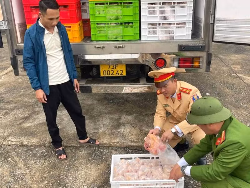 Gần 4 tấn gà đông lạnh không rõ nguồn gốc bị lực lượng chức năng tỉnh Quảng Bình bắt giữ, xử lý.
