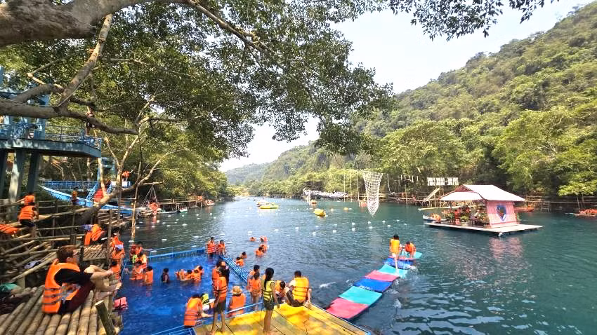 Khách du lịch bơi trên sông Chày giữa trưa nắng lên tới 43 độ ở Quảng Bình Khách du lịch bơi trên sông Chày giữa trưa nắng lên tới 43 độ ở Quảng Bình