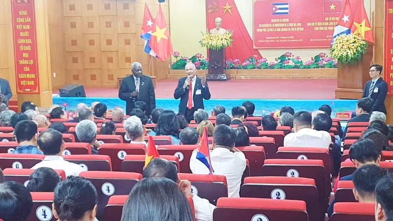 Các đại biểu Cuba giao lưu với đội ngũ thầy thuốc của Bệnh viện hữu nghị Việt Nam-Cuba Đồng Hới.