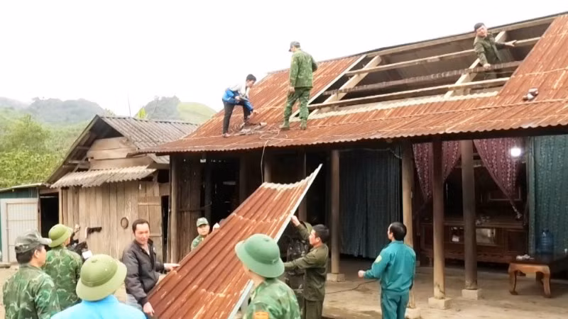 Chính quyền xã Hóa Sơn, huyện Minh Hóa phối hợp với Đồn Biên phòng Cà Xèng xây dựng nhà mới cho người dân ở thôn Đặng Hóa. Chính quyền xã Hóa Sơn, huyện Minh Hóa phối hợp với Đồn Biên phòng Cà Xèng xây dựng nhà mới cho người dân ở thôn Đặng Hóa.