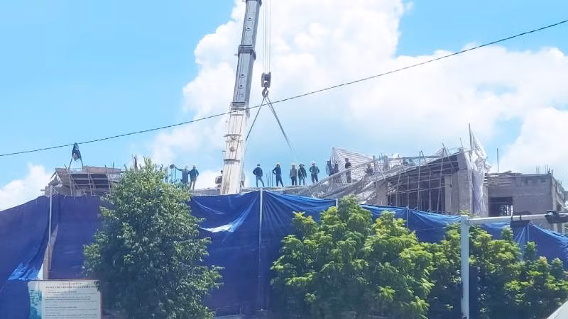 Các đơn vị liên quan xử lý sự cố tại công trình Trung tâm văn hóa huyện Tuyên Hóa.
