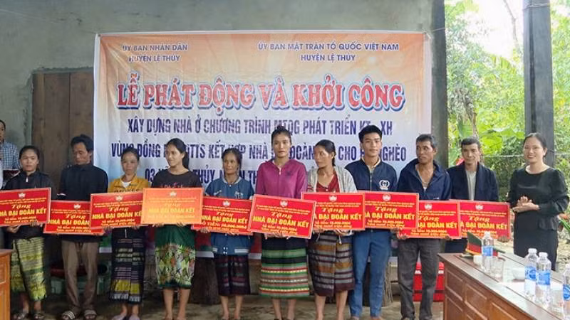 Lãnh đạo Mặt trận huyện Lệ Thủy trao biển tượng trưng hỗ trợ nhà ở cho các hộ nghèo ở vùng miền núi.