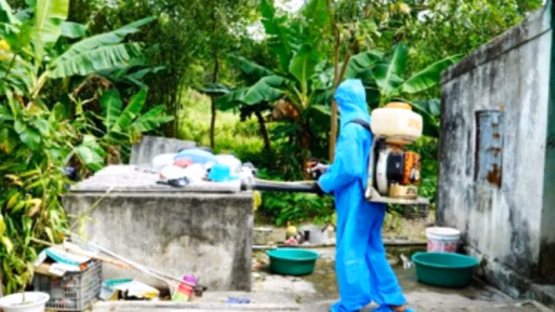 Phun hóa chất khử trùng phòng, chống dịch sốt xuất huyết ở Quảng Bình. (Ảnh: minh họa)