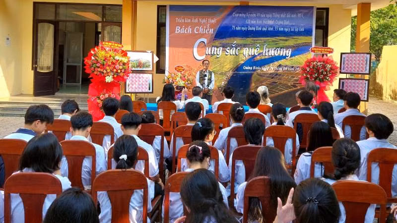 Khai mạc Triển lãm ảnh nghệ thuật "Cung sắc quê hương".