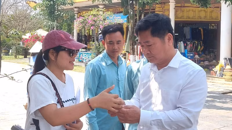 Giám đốc Trung tâm du lịch Phong Nha-Kẻ Bàng tìm hiểu cách khai thác thông tin, hình ảnh qua chíp NFC. Giám đốc Trung tâm du lịch Phong Nha-Kẻ Bàng tìm hiểu cách khai thác thông tin, hình ảnh qua chíp NFC.